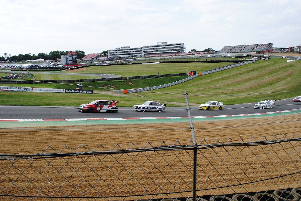The field pour out of Paddock Hill Bend